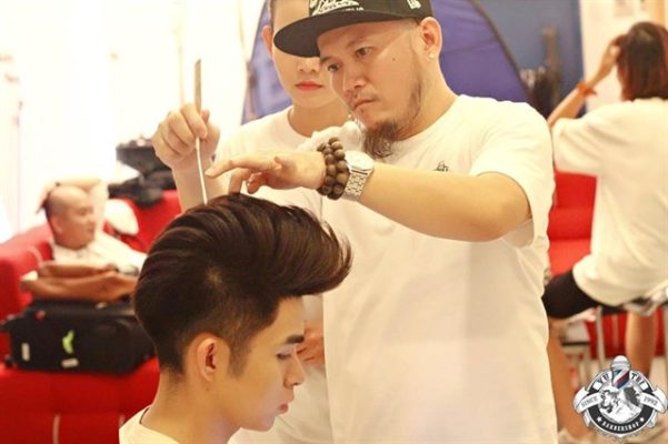 Tại salon cắt tóc nam Sài Gòn của chúng tôi, những anh chàng sẽ được đón tiếp bởi đội ngũ nhân viên thân thiện và lành nghề. Chúng tôi cam kết cung cấp cho anh những mẫu tóc đẹp, hợp phong cách và đúng xu hướng. Hãy xem hình ảnh và trải nghiệm dịch vụ của chúng tôi ngay hôm nay!