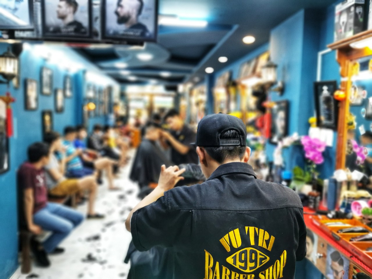 Barber Shop Vũ Trí: Bạn muốn trải nghiệm một kiểu cắt tóc đầy phong cách và sang trọng? Đến với Barber Shop Vũ Trí bạn sẽ được sở hữu một mái tóc đẹp như ý muốn. Chúng tôi cam kết mang đến cho bạn những trải nghiệm tốt nhất với đội ngũ chuyên nghiệp và tận tình.
