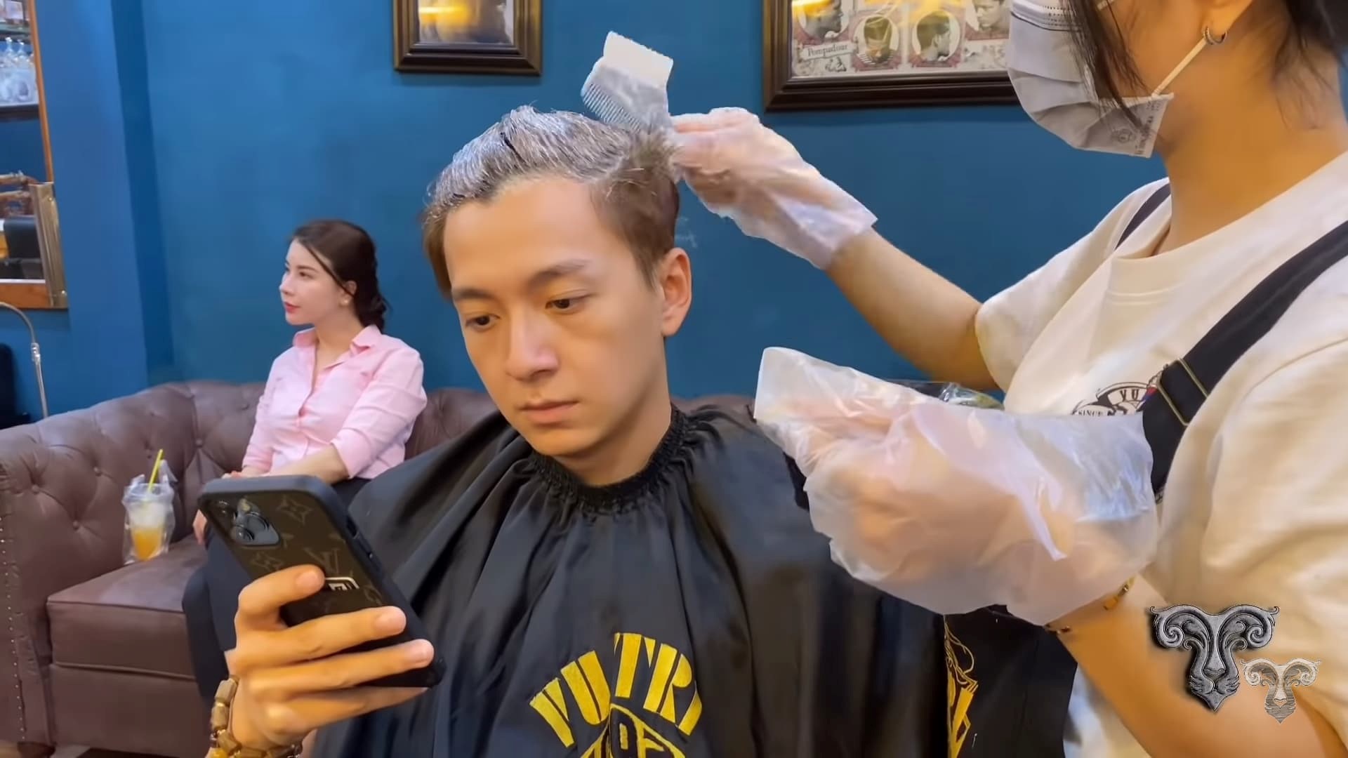 Chuẩn soái trai Ngô Kiến Huy tạo kiểu tóc tại Barbershop Vũ Trí