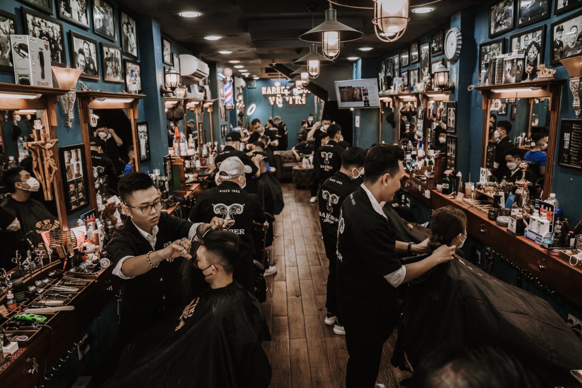 Barber Shop Vũ Trí là địa điểm yêu thích của nhiều người đàn ông khi muốn điều chỉnh kiểu tóc của mình. Ở đây, bạn sẽ được trải nghiệm một không gian sang trọng, lịch sự cùng những chiếc ghế được thiết kế độc đáo, sẽ giúp bạn thư giãn tối đa trong khi chăm sóc tóc. Hình ảnh liên quan sẽ cho thấy cách mà các thợ làm tóc chuyên nghiệp tại đây đang làm việc cực kỳ chăm chỉ và tưởng chừng rất tài năng.